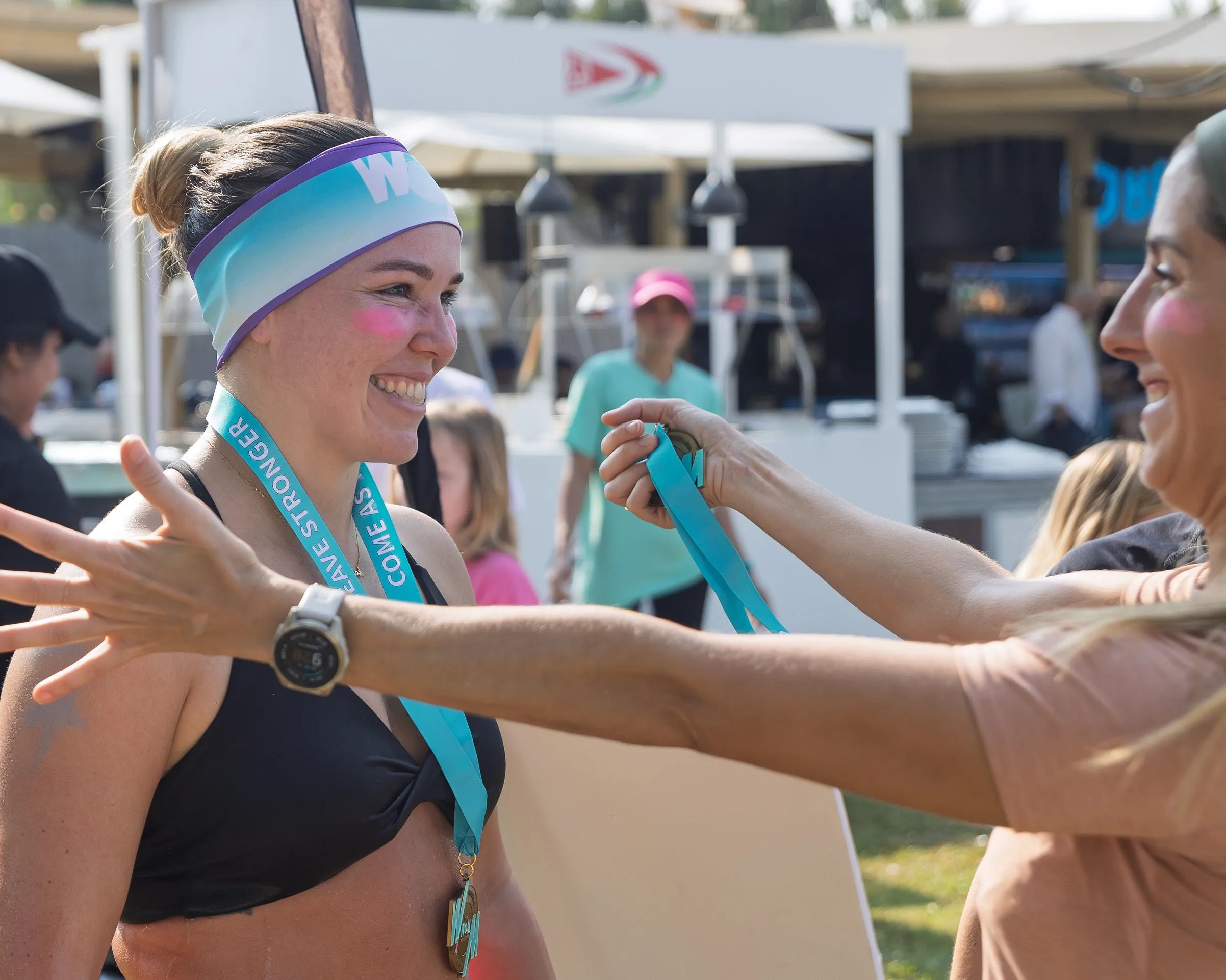 Une finisseuse reçoit sa médaille.