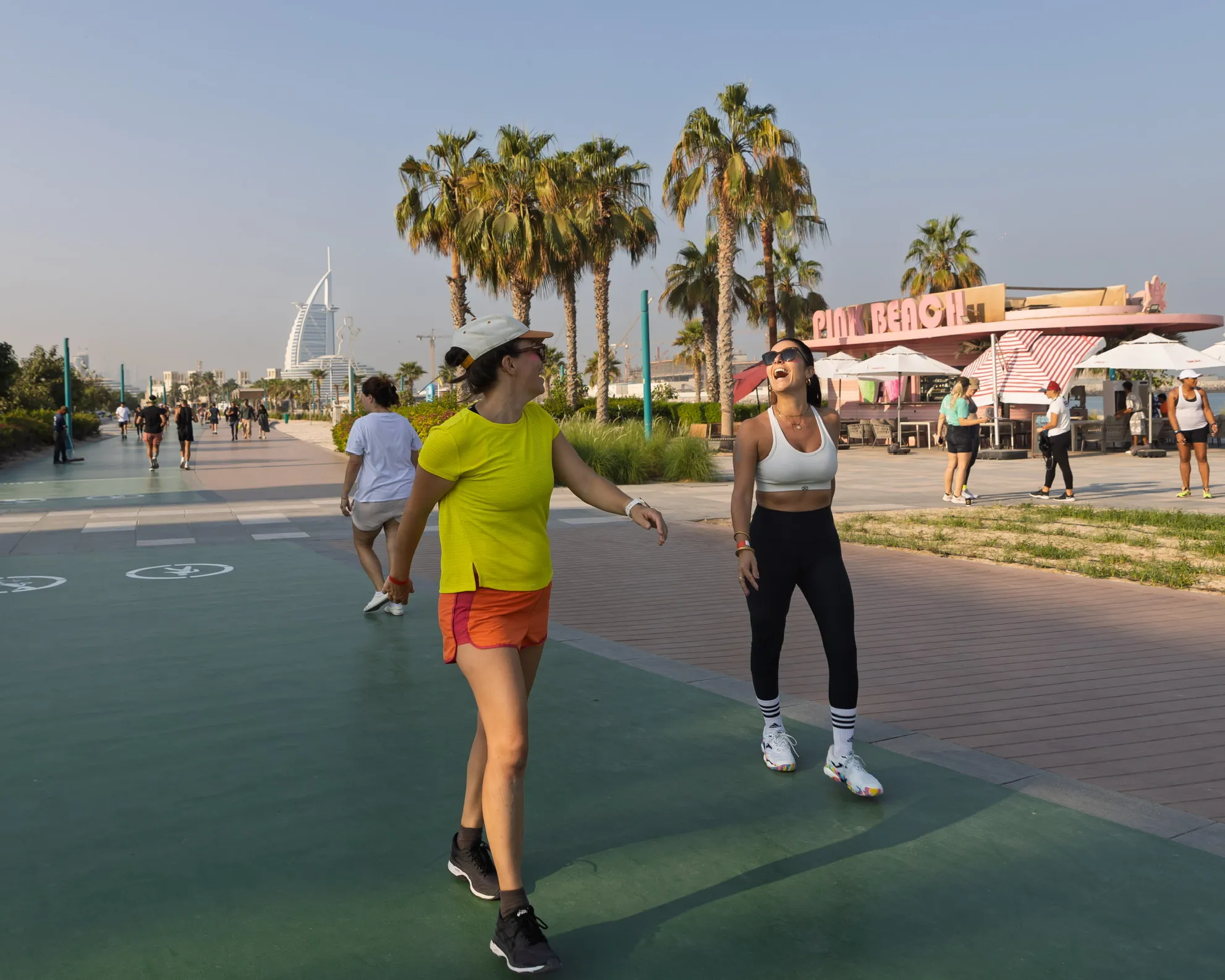 Deux participantes courent le long de la plage.