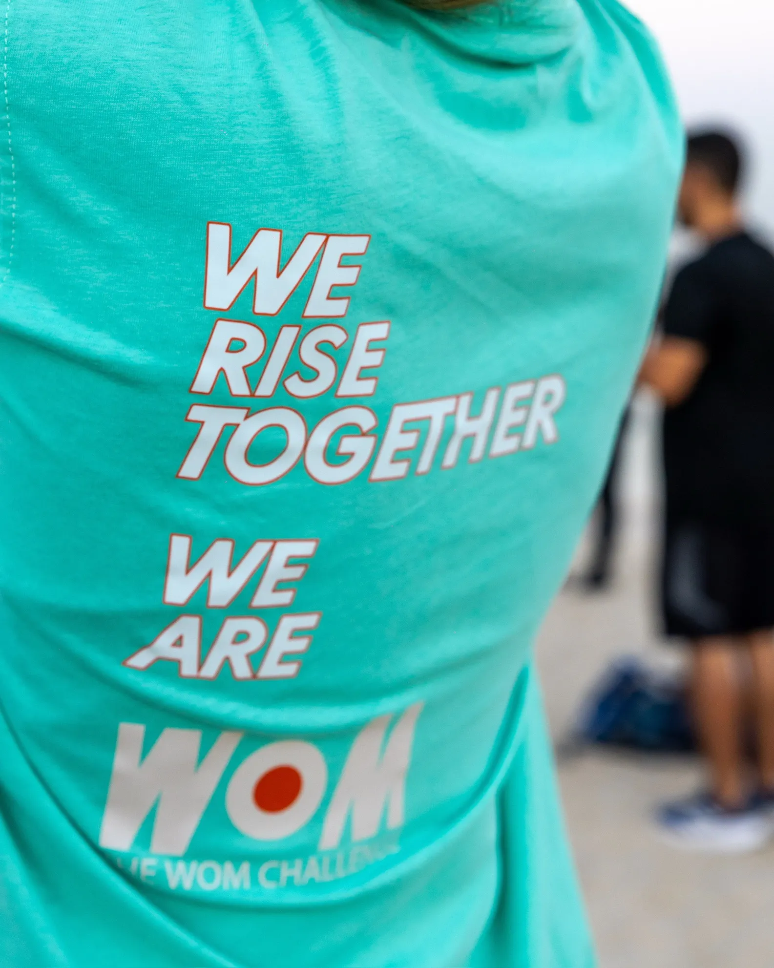 Un t-shirt WOM « We rise together ».